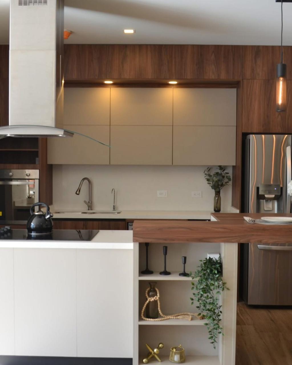 Cocina en nogal con cubierta blanca — proyecto Renova