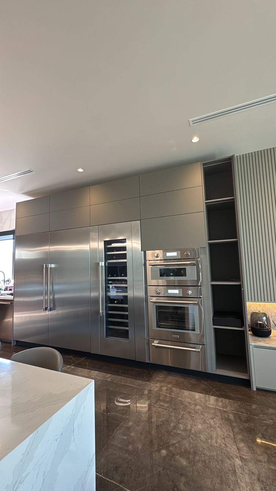 Cocina con equipos profesionales en acero — proyecto Renova