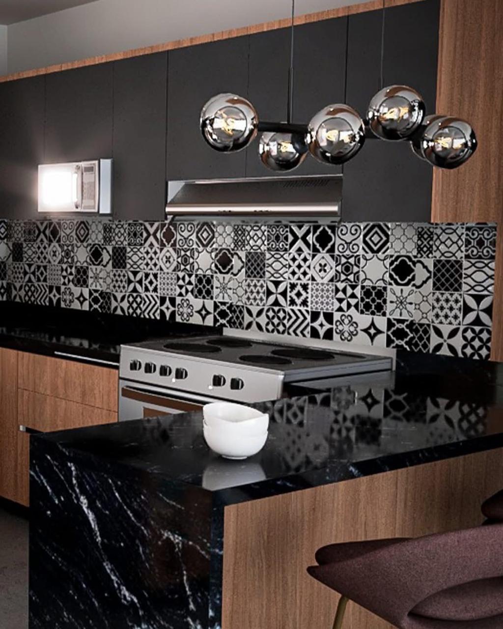 Cocina negra con mosaico y granito — proyecto Renova